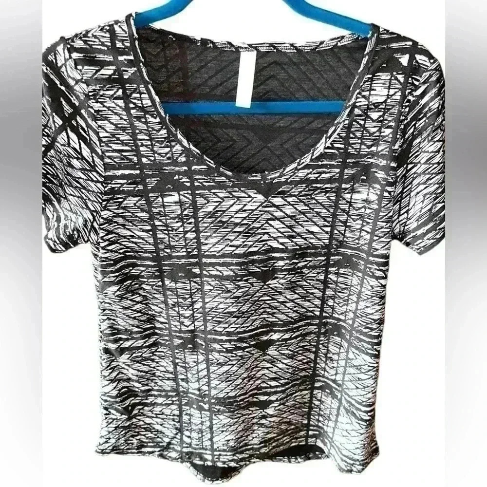 Lularoe small‎ black & white jacquard Classic T. Semi sheer pattern . Gorgeous!